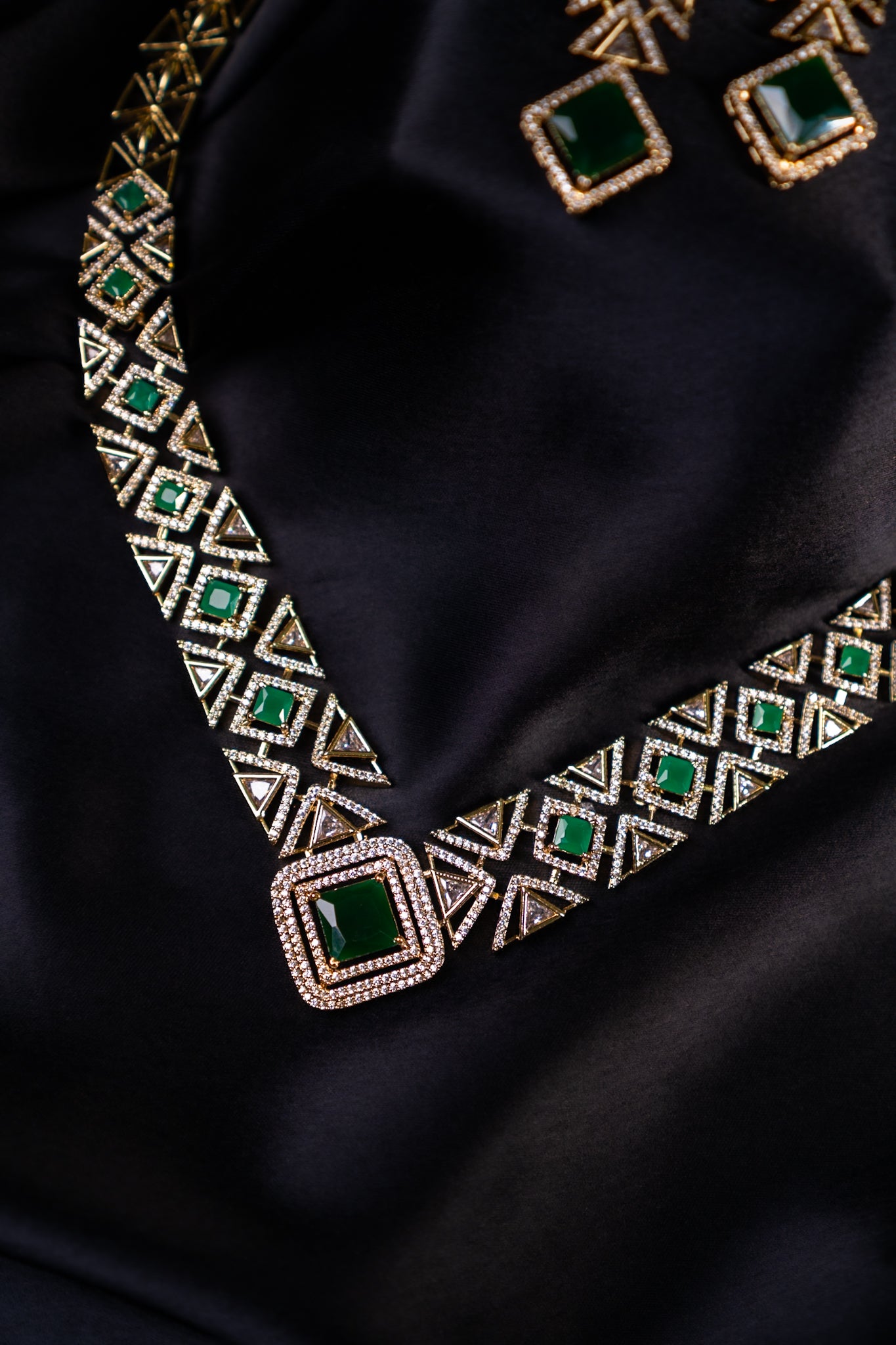 Parisian Golden V Style Necklace with Dangler Earrings