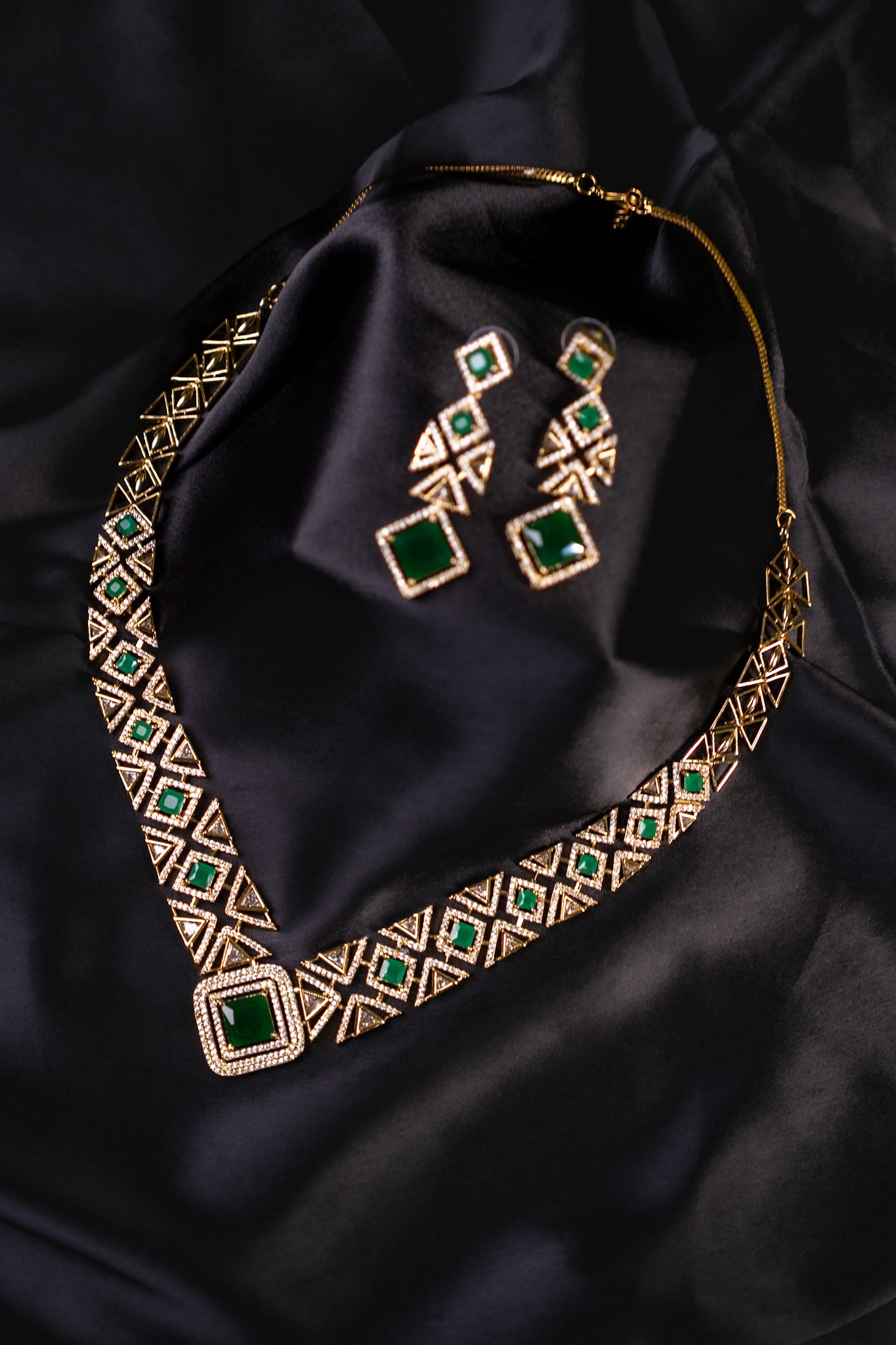 Parisian Golden V Style Necklace with Dangler Earrings