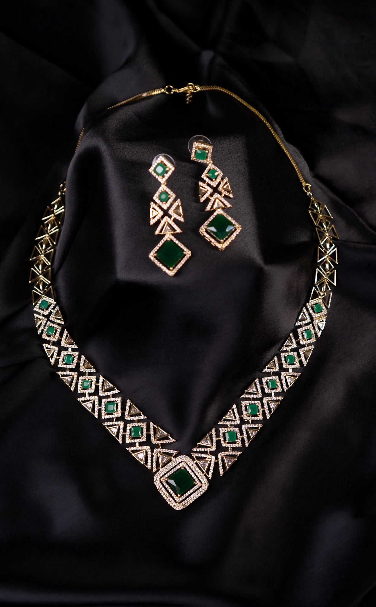 Parisian Golden V Style Necklace with Dangler Earrings
